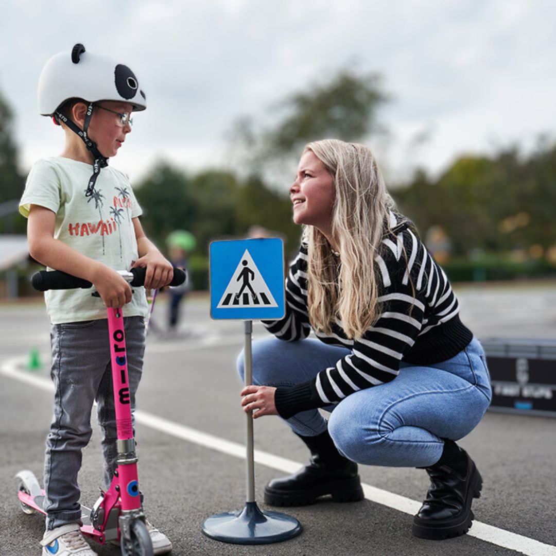Erzieherin erklärt Junge ein Straßenschild - (C) Marusia Luft