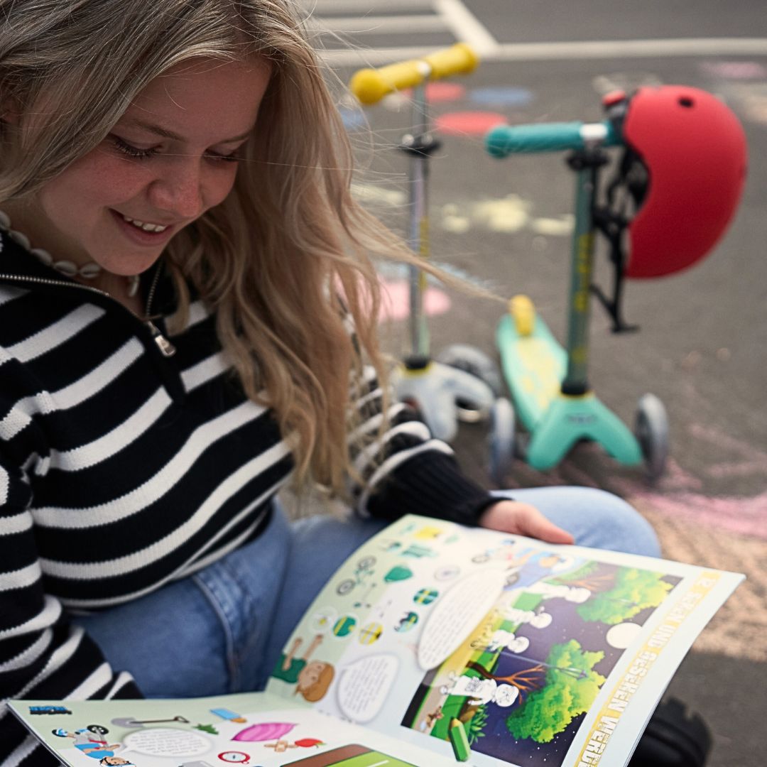 Erzieherin liest im ASPHALT-HELDEN Booklet - (C) Marusia Luft