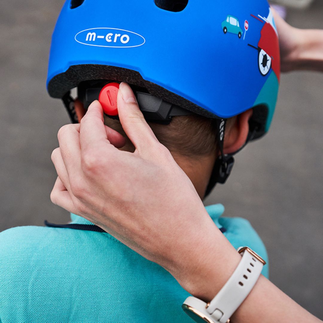 Erzieherin stellt den Helm in der richtigen Größe ein - (C) Marusia Luft