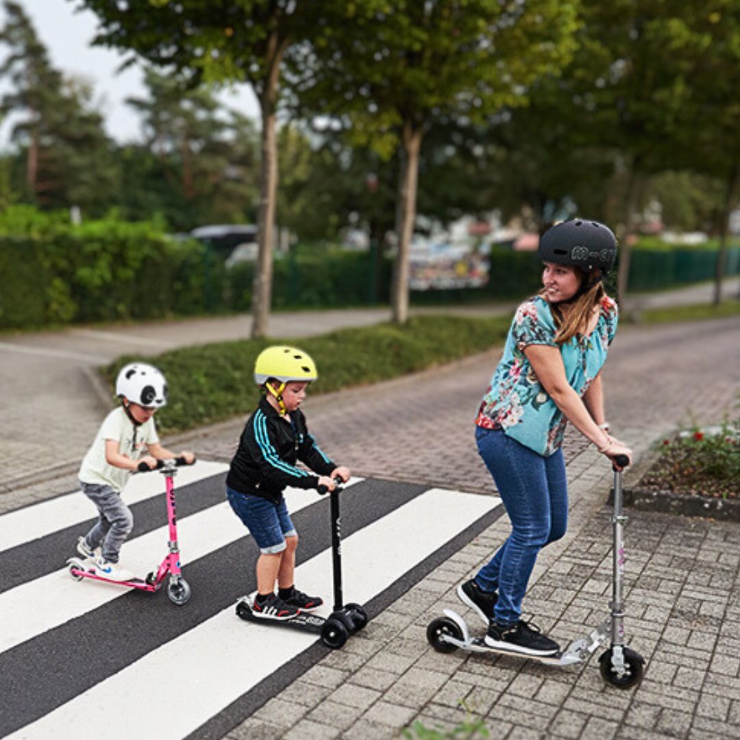 Erzieherin und Kinder fahren über einen Fußgängerüberweg - (C) Marusia Luft