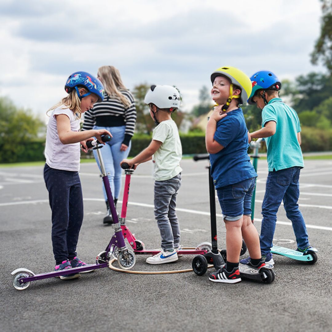 Gruppe Kinder auf dem Roller und lachen gemeinsam - (C) Marusia Luft