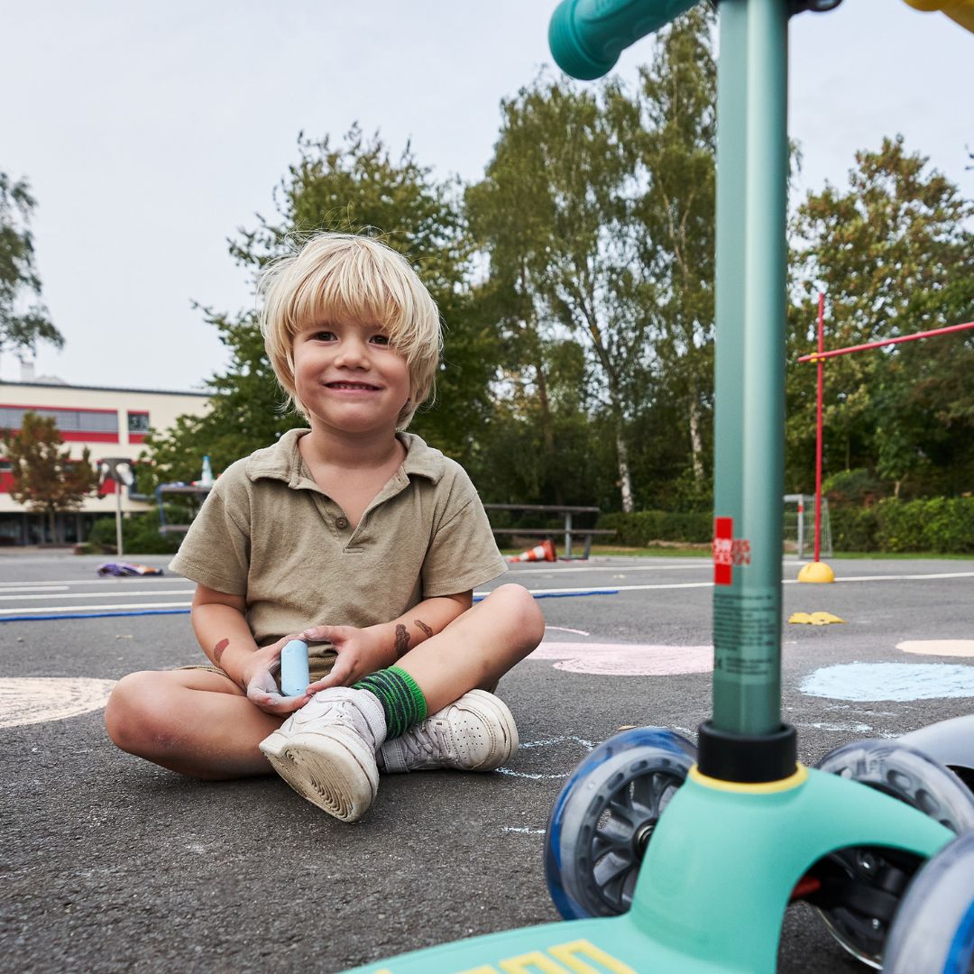 Junge lacht mit Roller - (C) Marusia Luft