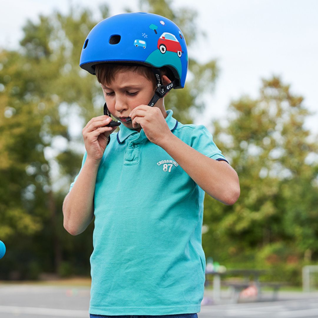 Junge schließt den Helm - (C) Marusia Luft