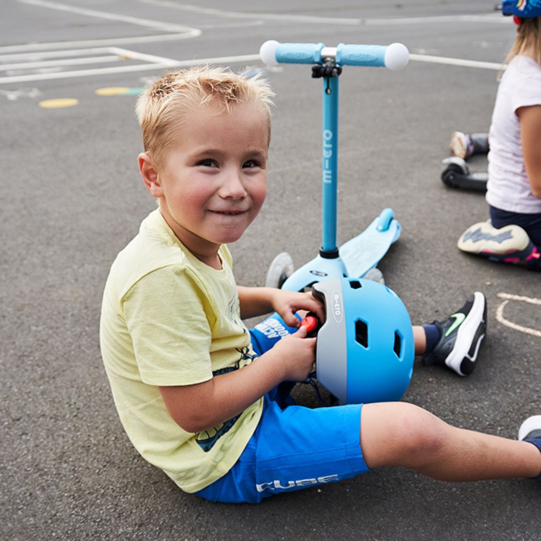 Junge sitzt auf dem Boden - (C) Marusia Luft