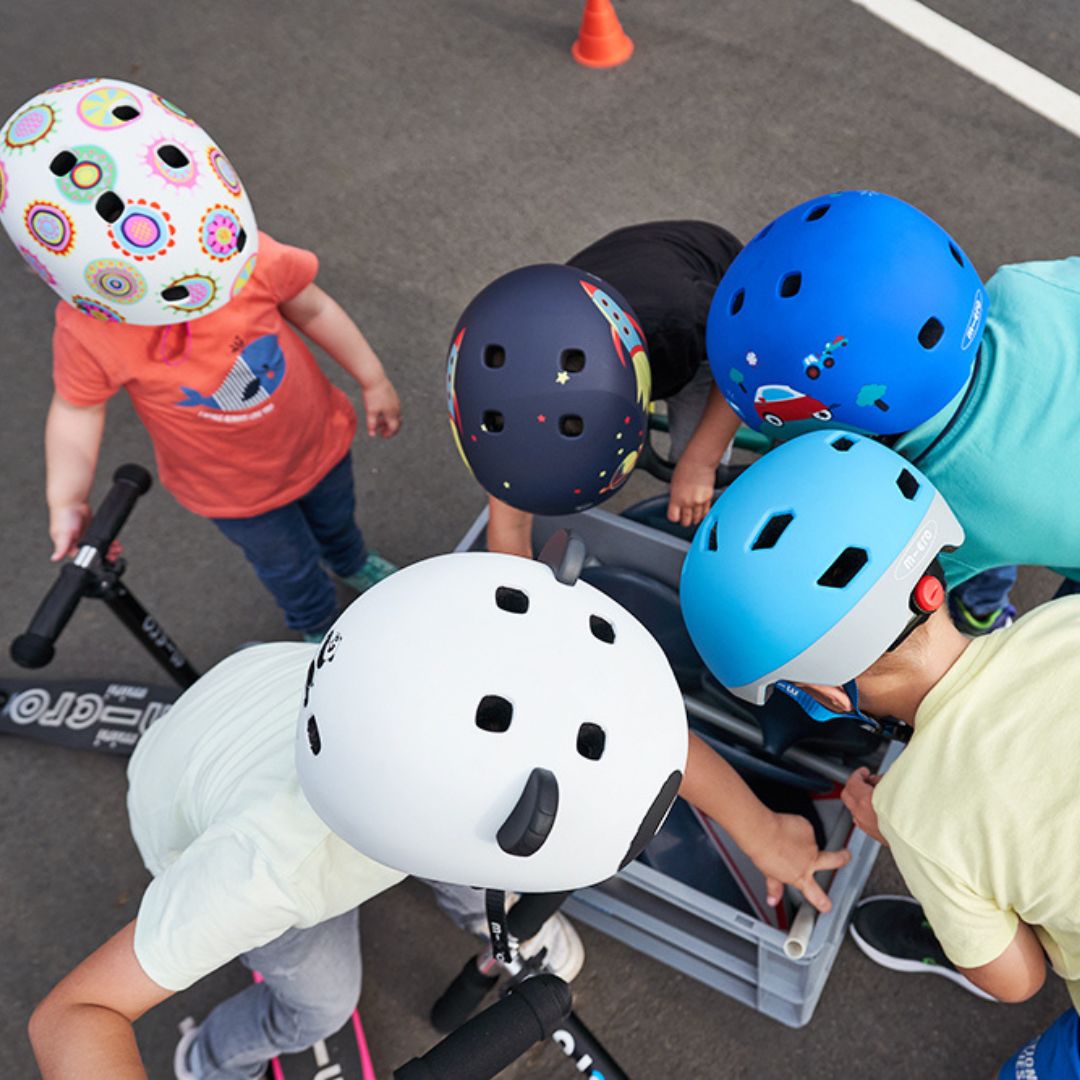 Kinder mit Helm schauen in die Kiste - (C) Marusia Luft