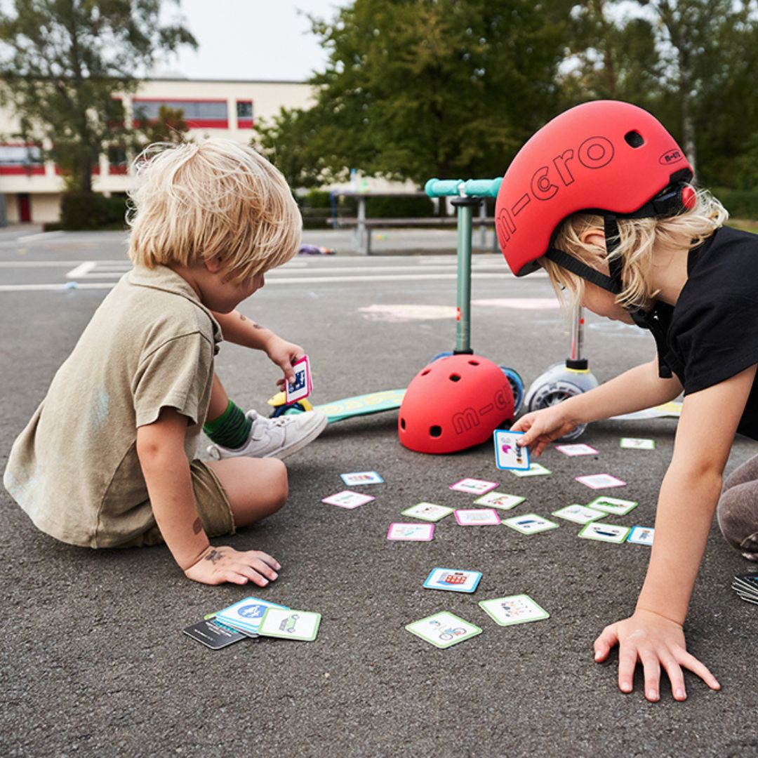 Zwei Kinder spielen Memory - (C) Marusia Luft